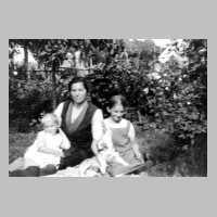 079-0108 Elise Fuchs mit ihren Kindern Gerhard und Eva.jpg